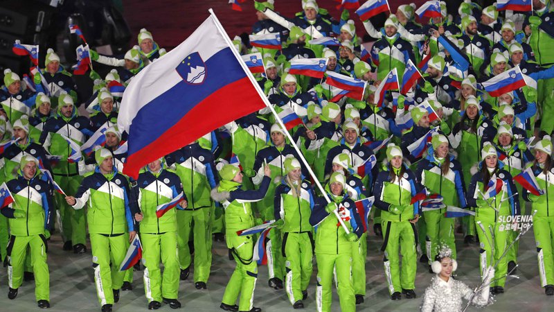 Fotografija: Na zimski olimpijadi v Pekingu bo nastopilo 41 slovenskih športnikov in športnic. Na sliki mimohod slovenske reprezentance na slovesni otvoritvi iger pred štirimi leti v Pjongčangu. FOTO: Damir Šagolj/Reuters
