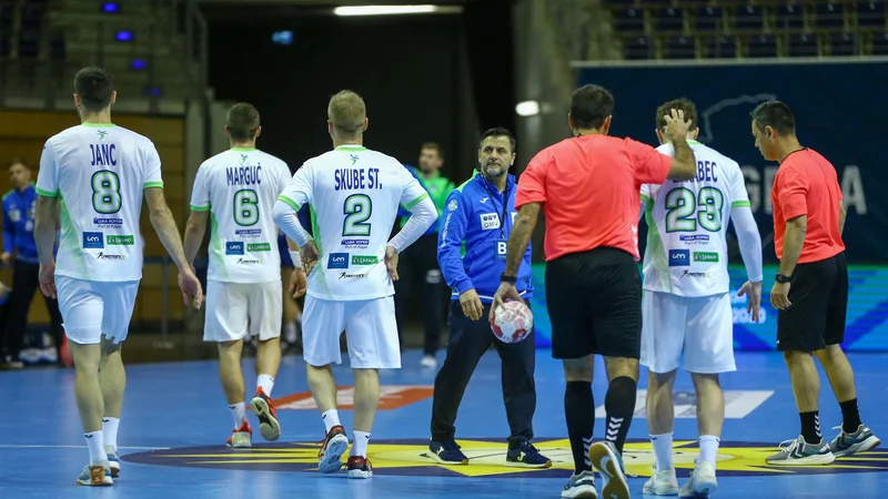 Slovenci so iz akcije v akcijo izgubljali zaupanje v selektorja Ljubomirja Vranješa. FOTO: Michael Hundt/AFP