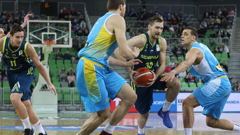 Fotografija: Zoran Dragić (z žogo) je v Stožicah že igral v dresih slovenske reprezentance in novomeške Krke, drevi bo še kot adut Cedevite Olimpije. FOTO: Voranc Vogel/Delo