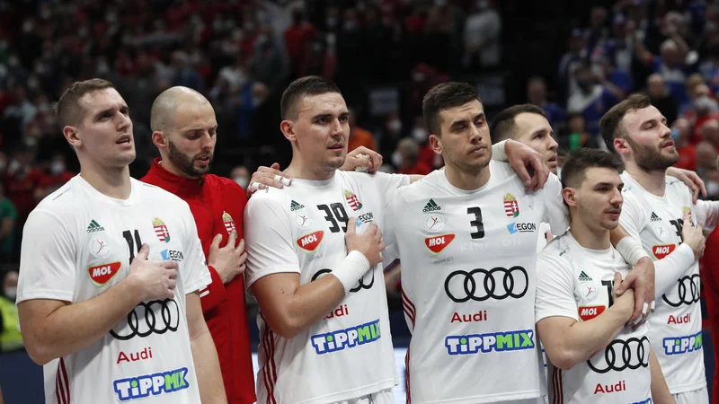 Fotografija: Madžarski rokometaši so po drugem porazu na EP pozdravili svoje privržence s kislimi obrazi. FOTO: Bernadett Szabo/Reuters