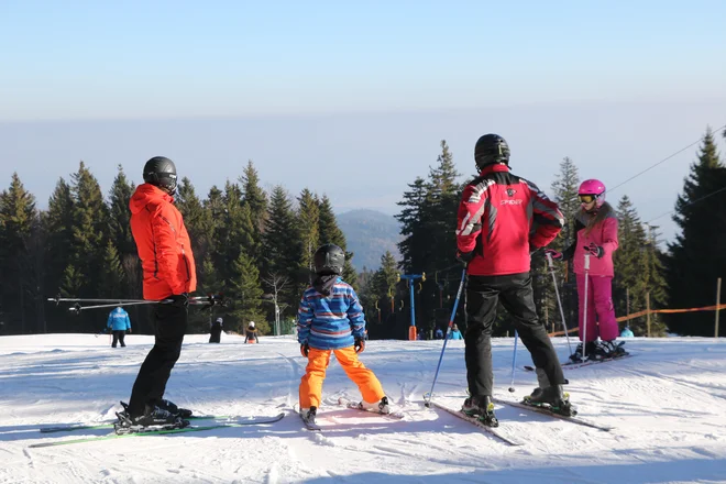 Smučišče Jakec pri Treh kraljih včasih obišče tudi do petsto smučarjev na dan. FOTO: Jože Pojbič/Delo
