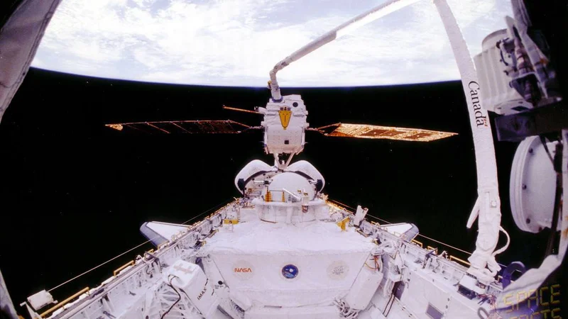 Fotografija: Satelit Eureca tik pred izpustitvijo iz raketoplana FOTO: Nasa/Esa