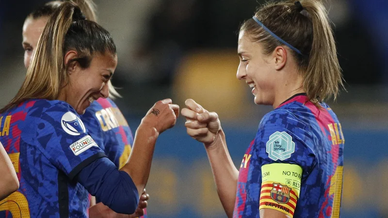 Fotografija: Alexia Putellas (desno) med proslavljanjem zadetka na štadionu Johana Cruyffa, kjer tekme igrata ženska članska in moška B-ekipa Barcelone. FOTO: Albert Gea/Reuters