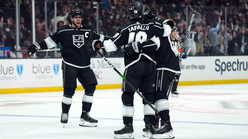 Fotografija: Anže Kopitar (levo) in soigralci so se veselili enega od štirih golov, a so jih dosegli premalo za zmago proti branilcu naslova s Floride. FOTO: Kirby Lee/Usa Today Sports