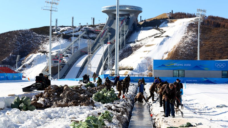 Fotografija: Smučarsko skakalni center v Zhangjiakou se je gradil tudi s slovenskim, kranjskim znanjem. FOTO: Pawel Kopczynski/Reuters
