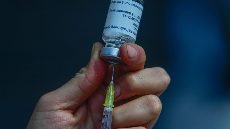 Fotografija: Cepljenje povzroča nezaželene stranske učinke, ki pa večinoma izvenijo v nekaj dneh. FOTO: Pedro Pardo/AFP
