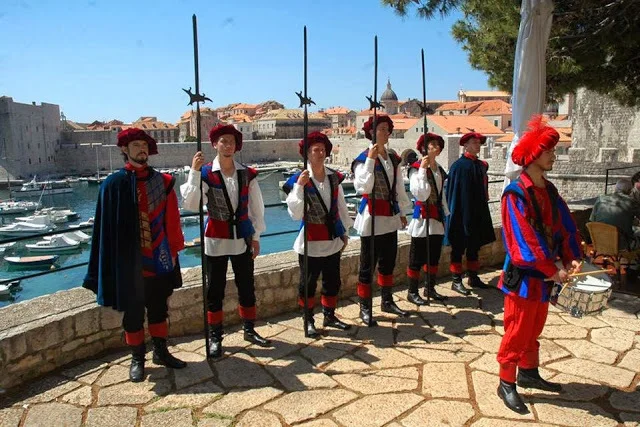 Dubrovniška mestna garda nima pravega orožja proti srbskemu »lastninjenju« Držića in Gundulića, bo pa, po napovedih, vlada Andreja Plenkovića spisala oster diplomatski odgovor. FOTO: Visitdubrovnik.Hr