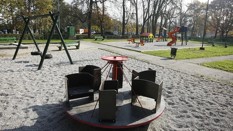Fotografija: Skoraj 80 let staro otroško igrišče pri ribniku v Tivoliju bo dobilo novo podobo. FOTO: Črt Majcen
