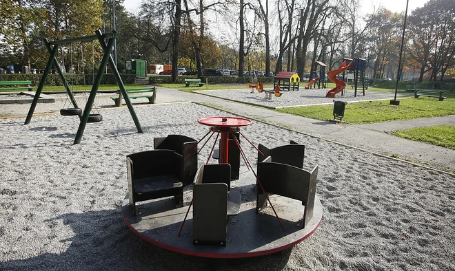 Skoraj 80 let staro otroško igrišče pri ribniku v Tivoliju bo dobilo novo podobo. FOTO:&nbsp;Črt Majcen
