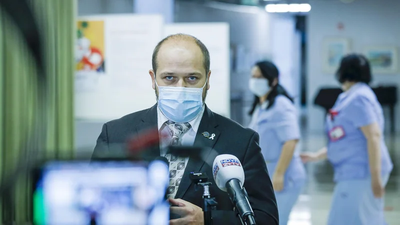 Fotografija: »Prvič v zgodovini bo država namenila veliko sredstev za infrastrukturo na primarni ravni,« je poudaril minister za zdravje Janez Poklukar.
Foto Jože Suhadolnik