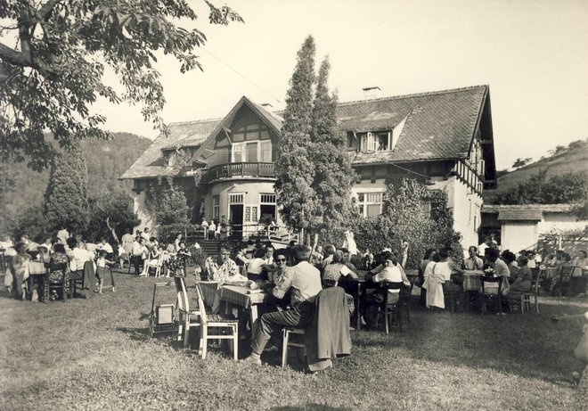 Nedeljski utrip na Gričku, za katerega je večina uporabljala prejšnje ime Petriček, v drugi polovici 20. stoletja. FOTO: Josip Pelikan, MNZC
