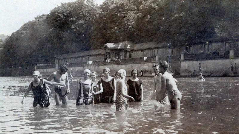 Fotografija: Kopanje v Savinji, prva četrtina 20. stoletja. FOTO: MNZC