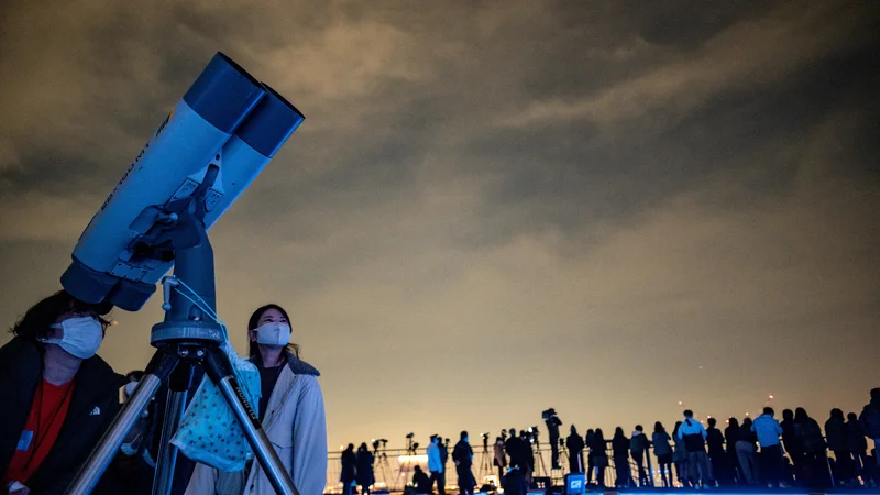 Fotografija: Razmere skoraj nikoli niso črno-bele in imajo skoraj vedno najmanj dve plati (ki pa nimata nujno vedno enake teže). FOTO: Philip Fong/Afp
