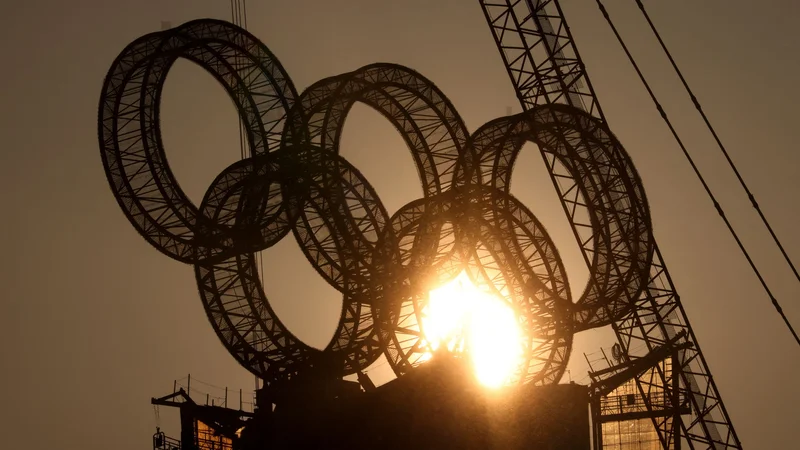 Fotografija: Sonce nad olimpijskimi prizorišči v Pekingu očitno ne bo povsem svobodno zasijalo. FOTO: Thomas Peter/Reuters