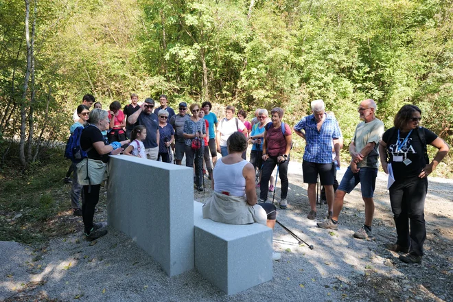 Na 6,2 kilometra dolgi poti je postavljenih 16 tematskih točk, preko katerih lahko spoznavate arheološke, zgodovinske in etnološke zanimivosti kraja, naravno in kulturno dediščino, na njej pa so tudi točke za rekreacijo in druženje. FOTO: Salonit Anhovo
