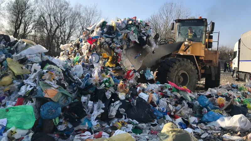 Fotografija: Odvoz nakopičene odpadne embalaže. FOTO: Snaga