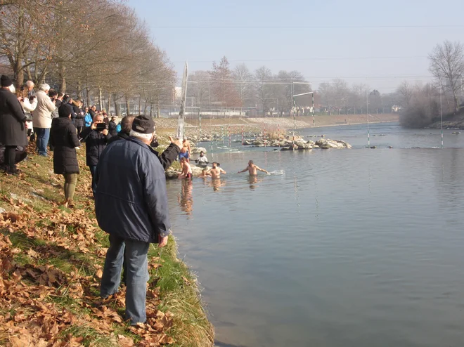 Pred začetkom plavanja se postavijo v vrsto in šele na znak z mečem zaplavajo proti križu. V vodi so tako kar nekaj časa. FOTO: Špela Kuralt/Delo
