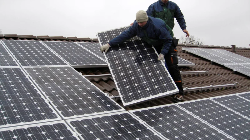Fotografija: Cilj strategije o sončni energiji je zagotoviti celoten izkoristek njenega potenciala pri doseganju podnebnih in energetskih ciljev iz evropskega zelenega dogovora. FOTO: Erik Kirschbaum/Reuters