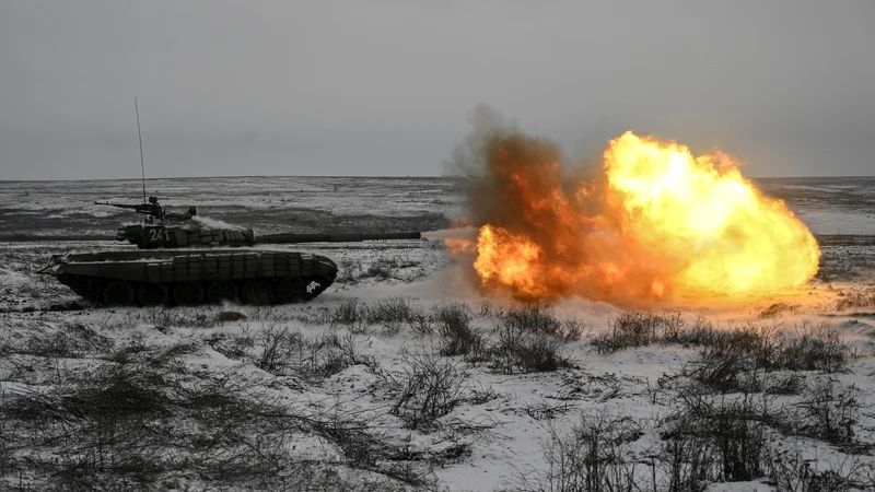 Fotografija: Ruski tank tretje generacije T-72B3 na nedavnih vojaških vajah v Rostovski regiji, ki meji na uporniški Donbas v sosednji Ukrajini. FOTO: Sergej Pivovarov/Reuters
