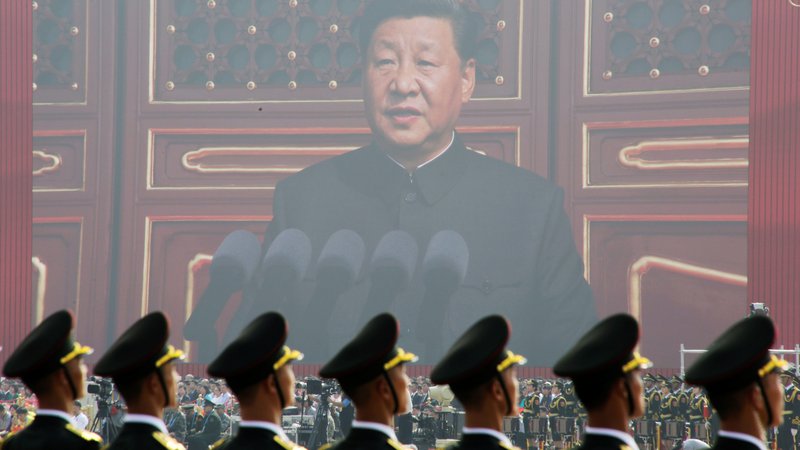 Fotografija: Xi Jinping bi moral letos na 20. partijskem kongresu potrditi podaljšanje svojega mandata na čelu vsega, zato bi bilo tvegano vsako poseganje po orožju. FOTO: Jason Lee/Reuters

