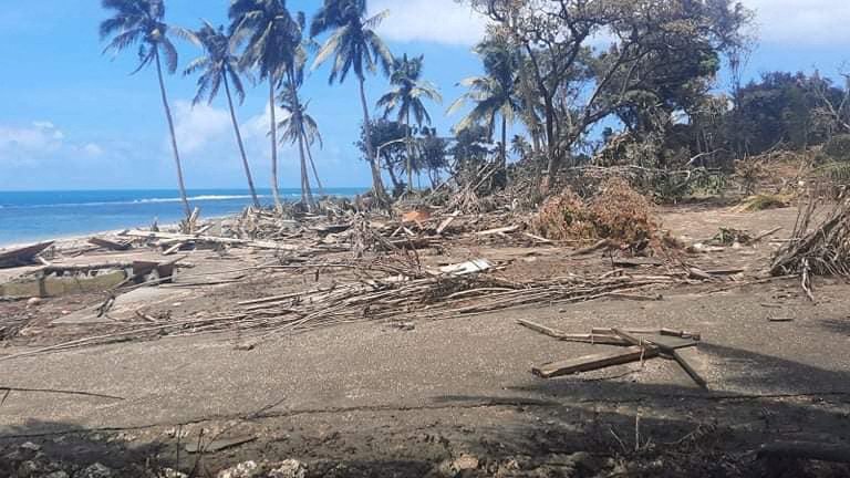 Fotografija: Opustošenje na plaži glavnega otoka Nuku'alofa. FOTO: Marian Kupu/Broadcom Broadcasting via Reuters

 
