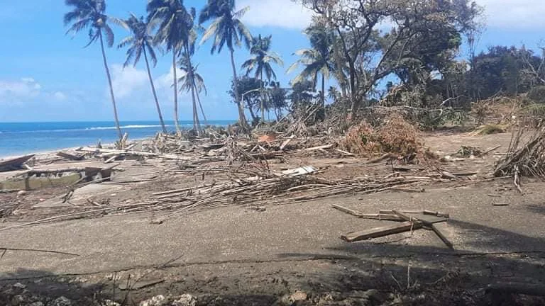 Fotografija: Opustošenje na plaži glavnega otoka Nuku'alofa. FOTO: Marian Kupu/Broadcom Broadcasting via Reuters