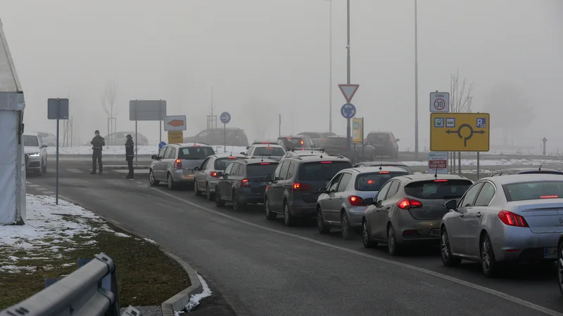 Fotografija: Gneča za PCR-testiranje v Stanežičah. FOTO: Črt Piksi