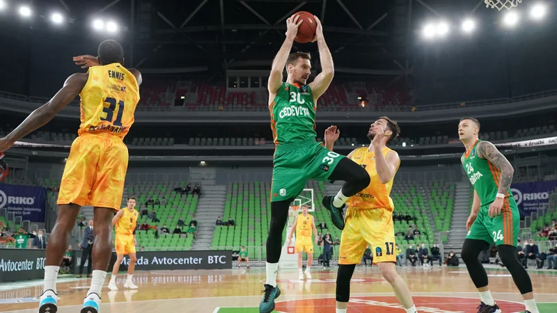 Fotografija: Zoran Dragić ni užival ob ognjenem krstu v Stožicah. FOTO: Cedevita Olimpija