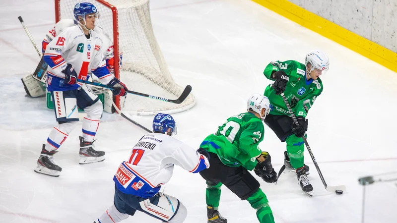 Fotografija: Hokejisti SŽ Olimpije se praznih rok vračajo iz Innsbrucka. FOTO: Voranc Vogel/Delo