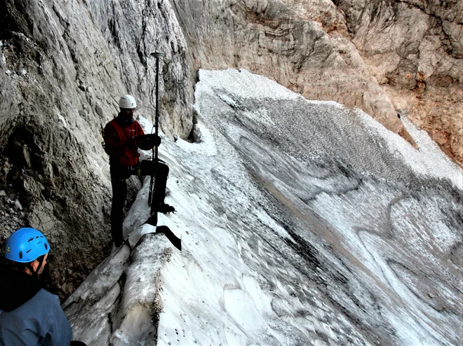 Sodelavci Geografskega inštituta Antona Melika opazujejo Triglavski ledenik že tri četrt stoletja. FOTO: Miha Pavšek
