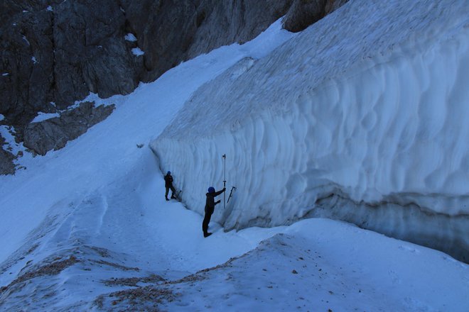 Ledenik pod Skuto je zaradi ugodnejše lege po velikosti že pehitel Triglavskega. FOTO: Miha Pavšek
