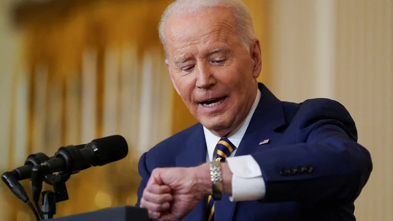 Fotografija: Amerški predsednik Joe Biden med sredino tiskovno konferenco. Foto Kevin Lamarque/Reuters
