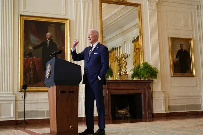 Predsednik Joe Biden med sredino tiskovno konferenco. FOTO: Mandel Ngan/AFP
