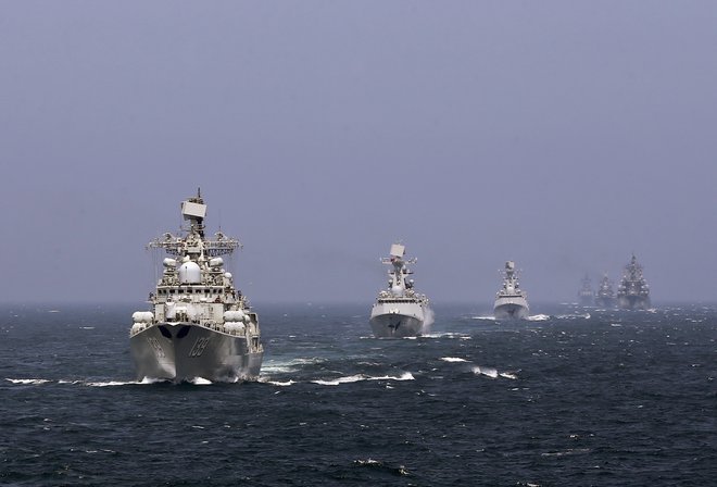 Kitajske in ruske vojaške ladje med vajami iz leta 2014. FOTO: China Daily Cdic/Reuters
