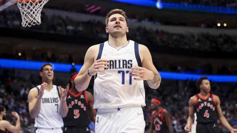 Fotografija: Luka Dončić proslavlja po košu v drugi četrtini tekme s Toronto Raptors v domači dvorani. FOTO: Kevin Jairaj/USA Today Sports