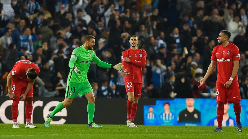 Fotografija: Jan Oblak v pogovoru z mehiškim vezistom Hectorjem Herrero kmalu po zadetku Real Sociedada. FOTO: Ander Gillenea/AFP
