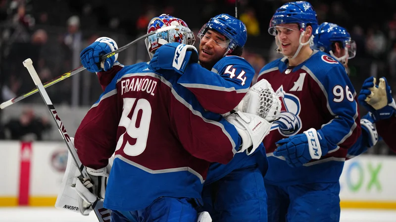 Fotografija: Češki vratar Pavel Francouz si je prislužil čestitke Kieferja Sherwooda in Mikka Rantanena (št. 96) po zmagi v dvorani Honda Center. FOTO: Kirby Lee/USA TODAY Sports