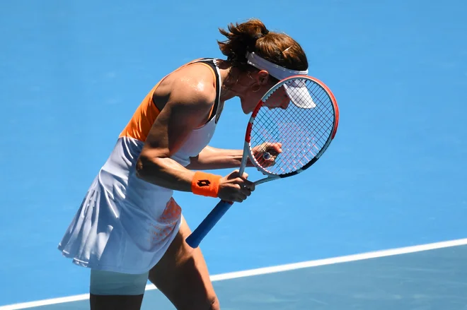 Alize Cornet proslavlja po zmagi nad Garbine Muguruzo. Sledi Tamara Zidanšek. FOTO: William West/AFP