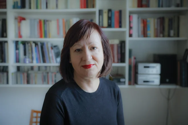 »Razumem prizadevanja feministk, da pokažejo, kako marginalizirana je vloga žensk v večjem delu klasične literature kot tudi v uradni zgodovini etc. Saj je res marginalizirana. A zato njihove vloge ni potrebno zmanjšati še tam, kjer se vendar kaže drugače.« FOTO: Jože Suhadolnik