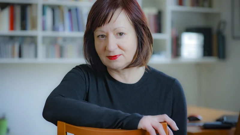 Fotografija: Diana Koloini: »Delala sem pri uprizoritvah nekaterih komedij in pisala o njih. Poznavalka Molièra, če se sploh lahko tako označim, pa sem postala šele zdaj, ob tej knjigi.« FOTO: Jože Suhadolnik