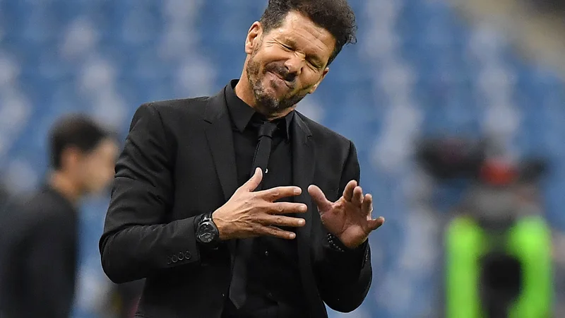 Diego Simeone je z Atleticom lani proslavil drugi državni naslov v zadnjih sedmih letih, dvakrat so rdeče-beli v tem obdobju nastopili tudi v finalu lige prvakov in v dvobojih z mestnim tekmecem Realom končali na strani poražencev. FOTO: AFP
