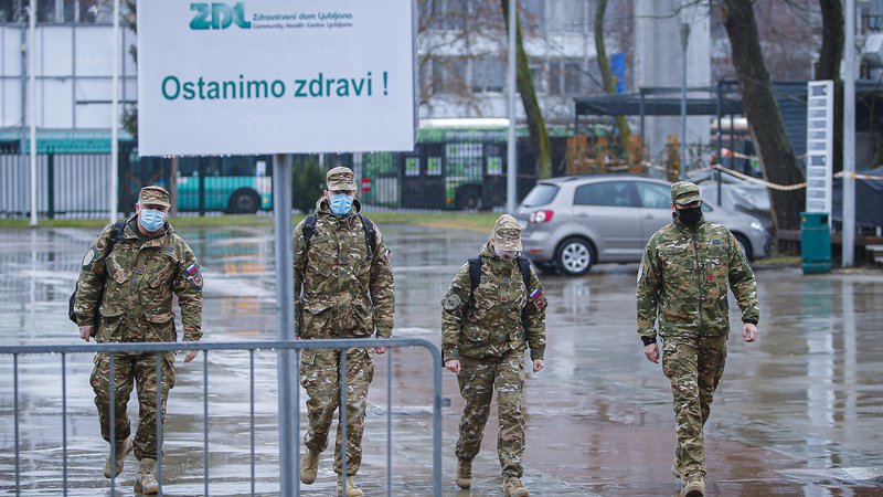 Fotografija: Če štejemo cepljene in prebolele, je brez polne zaščite pred okužbo dobrih trideset odstotkov pripadnikov Slovenske vojske. Foto Jože Suhadolnik
