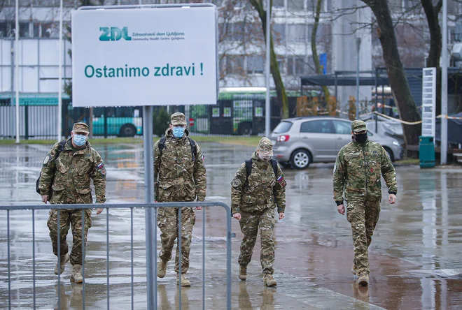 Če štejemo cepljene in prebolele, je brez polne zaščite pred okužbo dobrih trideset odstotkov pripadnikov Slovenske vojske. Foto Jože Suhadolnik
