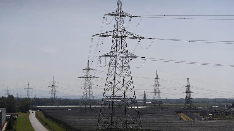 Fotografija: Na višino omrežnine vpliva tudi reguliran donos na sredstva. Vendar lahko država kot lastnik zniža svoja pričakovanja glede donosnosti elektrooperaterjev. FOTO: Leon Vidic/Delo