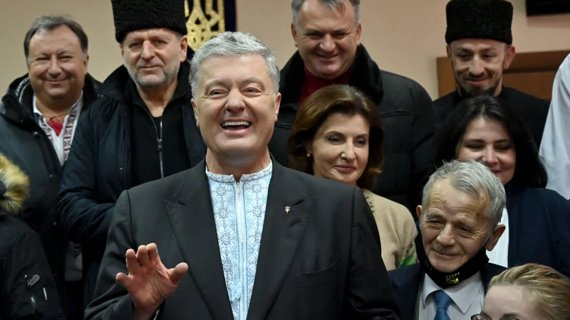 Fotografija: Nekdanji predsednik Petro Porošenko je po razglasitvi sodbe s strankarskimi tovariši zapel državno himno.
FOTO: Sergei Supinsky/AFP