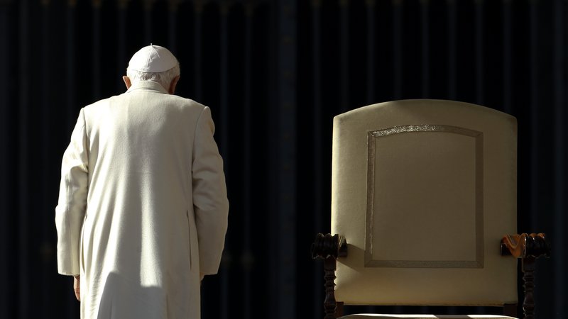 Fotografija: Ratzinger ni ukrepal, da bi duhovnikom preprečil zlorabe, v štirih primerih. FOTO: Stefano Rellandini/Reuters
