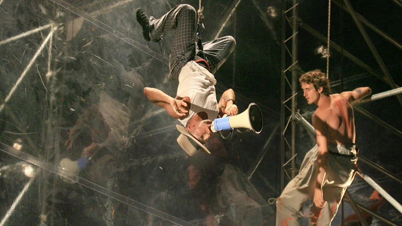 Fotografija: Od omikrona bo, kot kaže, epidemija iz skupne, družbene zgodbe spet prešla v območje odgovornosti vsakega posameznika za sebe in za svoje zdravje. FOTO: Jure Eržen/Delo