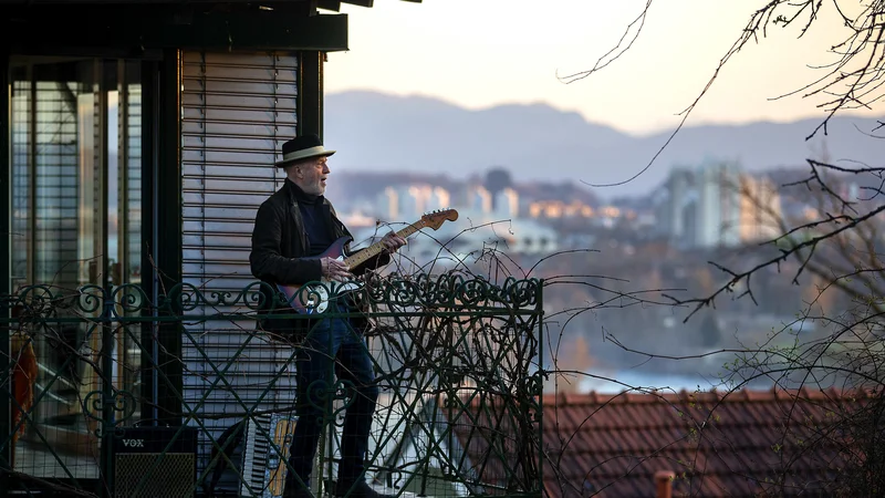 Fotografija: Kulturniki pozivajo vlado, naj jim pomaga prebroditi čas, ko jim je delo onemogočeno. FOTO: Matej Družnik/Delo