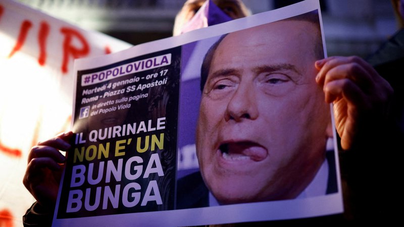 Fotografija: Silvia Berlusconija še vedno čaka vrsta sodnih postopkov zaradi zgodovinskih seksualnih škandalov »bunga bunga« in tudi nekaj drugih sodnih afer. FOTO: Guglielmo Mangiapane/Reuters
