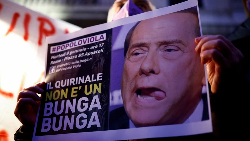 Fotografija: Silvia Berlusconija še vedno čaka vrsta sodnih postopkov zaradi zgodovinskih seksualnih škandalov »bunga bunga« in tudi nekaj drugih sodnih afer. FOTO: Guglielmo Mangiapane/Reuters